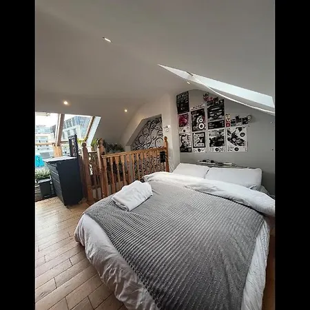 Pensión Bright Penthouse With Private Rooftop & Duplex Living ! *