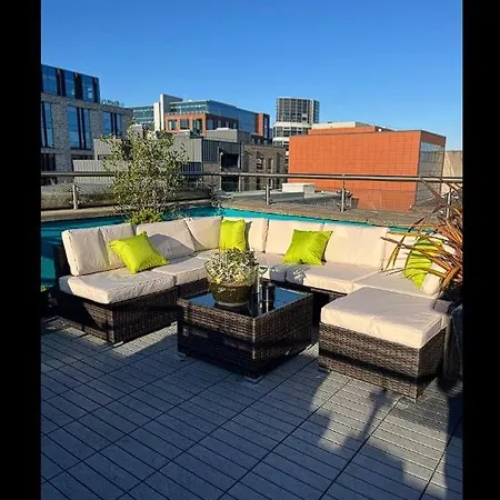 Bright Penthouse With Private Rooftop & Duplex Living ! Pensión Dublín