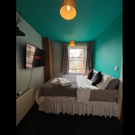 Bright Penthouse With Private Rooftop & Duplex Living ! *