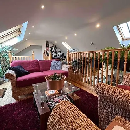 Pensión Bright Penthouse With Private Rooftop & Duplex Living !
