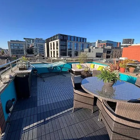 Bright Penthouse With Private Rooftop & Duplex Living ! Pensión Dublín