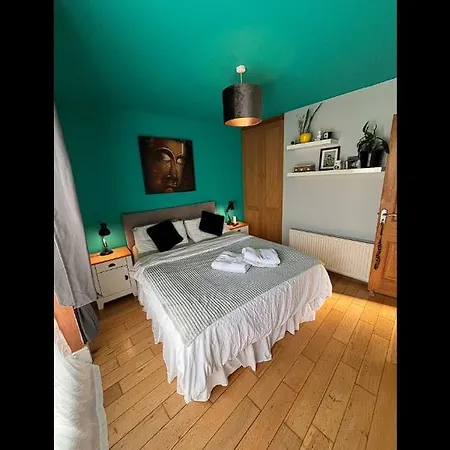 Bright Penthouse With Private Rooftop & Duplex Living ! Pensión Dublín