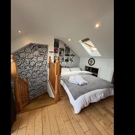 Pensión Bright Penthouse With Private Rooftop & Duplex Living ! Dublín