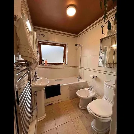 Bright Penthouse With Private Rooftop & Duplex Living ! Pensión *